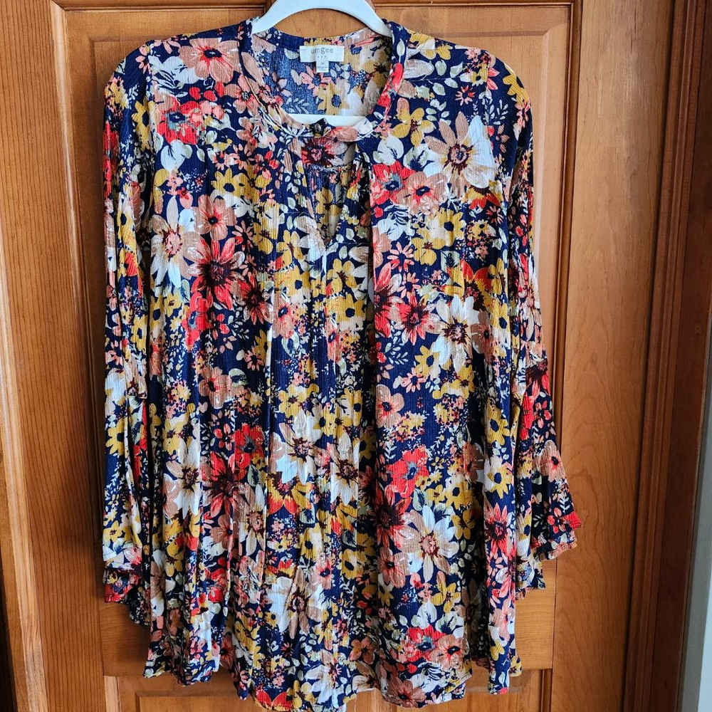 Women's Umgee Navy Floral Tunic Top M B2
